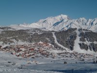 La station depuis Bisanne (décembre 2011)